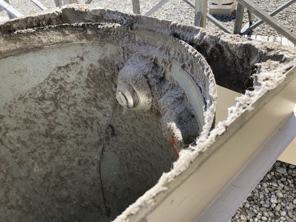 The image depicts a heat detector inside a smoke exhaust shaft, covered in a thick layer of dust and debris. The accumulation could hinder its functionality. This heat detector is designed to activate when exposed to high temperatures, triggering the automatic opening of the smoke shaft cover to expel smoke from the building. As a crucial fire safety device, it detects temperature increases and initiates alarms or suppression systems. However, excessive dust buildup may cause malfunctions, delays in response, or false alarms. Routine maintenance and cleaning are essential to ensure optimal performance and reliable fire protection.